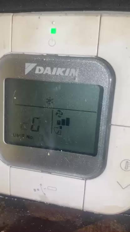 dieu-hoa-daikin-am-tran-loi-e0
